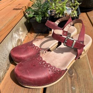 Dansko maroon clogs